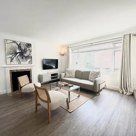 Split Level 2 Bed Apartment- Mayfair